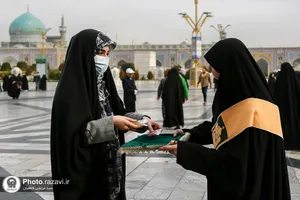 اهداء هدیه متبرک حرم به بانوان زائر