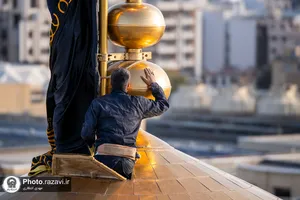 اهتزاز پرچم مشکی گنبد منور رضوی به مناسبت شهادت دبیر کل حزب الله لبنان