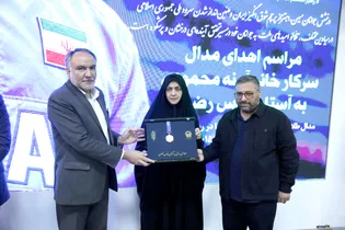 اهدای مدال مربی تیم ملی فوتسال بانوان به آستان قدس رضوی