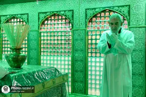 غبارروبی ضریح مطهر حضرت رضا علیه&zwnj;السلام در آستانه دهه کرامت