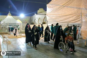 توزیع افطاری سبک در باب&zwnj;الهادی حرم مطهر رضوی