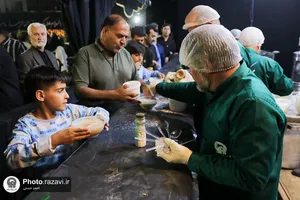 توزیع غذا در موکب خدام، فراشان و زلال رضوان