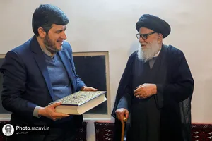 اهداء مصحف مشهد رضوی به آیت الله مرتضوی