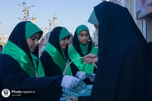 اهدای هدیه به دختران نوجوان در حرم مطهر رضوی