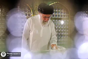 تصاویری از رهبر شهید انقلاب در مراسم غبارروبی حرم مطهر رضوی