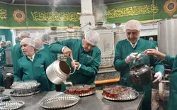 خدمت‌رسانی خادمیاران کازرون به ۴ هزار زائر در چایخانه حرم مطهر