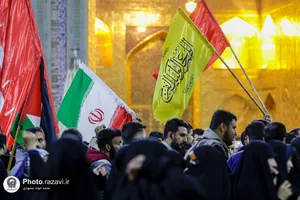 تعویض پرچم گنبد منور رضوی به مناسبت عزای عمومی در کشور
