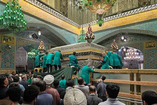 تنظیف ضریح مطهر امام رضا علیه‌السلام