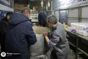 توزیع غذای نذری به مناسبت رحلت حضرت زینب(سلام الله علیها)