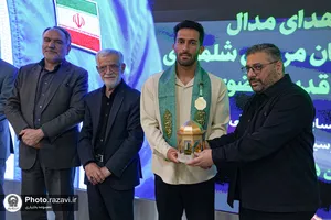 مراسم اهدای مدال به موزه آستان قدس رضوی
