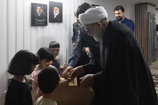 دیدار تولیت آستان قدس رضوی با خانواده‌های شهدای مدافع حرم