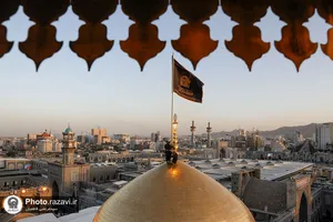 آیین تعویض پرچم گنبد منور رضوی در آستانه ماه محرم