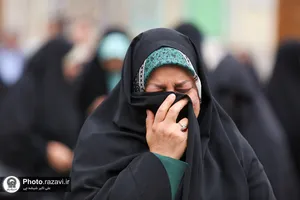 بهت و اندوه زائران حرم مطهر رضوی در لحظه اعلام خبر شهادت رئیس&zwnj;جمهور