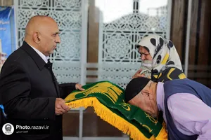 استقبال از زائرین بارگاه منور رضوی در ایستگاه راه&zwnj;آهن مشهد