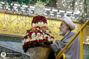 تعویض گل&zwnj;های ضریح مطهر به مناسبت ولادت جوادالائمه علیه السلام