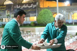 توزیع افطاری سبک در باب&zwnj;الهادی حرم مطهر رضوی