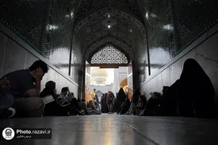 زائران حرم‌ امام رئوف، دعای عرفه را عاشقانه زمزمه کردند