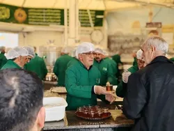 آغاز خدمت‌رسانی ۲۴۰ خادم‌یاران رفسنجان در چایخانه صحن کوثر