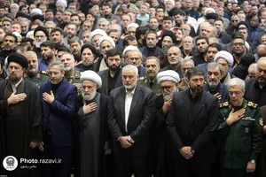 اقامه نماز رهبر انقلاب بر پیکر رئیس&zwnj;جمهور شهید و همراهان گرامی ایشان