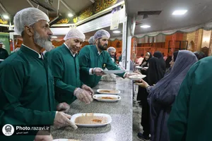 توزیع شله در چایخانه حرم مطهر رضوی