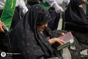 تشرف زائران سالمند به حرم مطهر رضوی