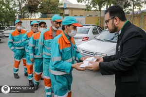 توزیع غذای متبرک حضرت بین پاکبانان شهرداری منطقه ثامن