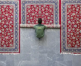 عکس با کیفیت : خدمت فرش در حرم مطهر رضوی