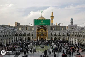 نصب پرچم ایران در حرم امام رضا(علیه&zwnj;السلام)