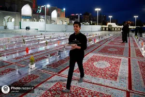 توزیع افطاری در باب&zwnj;الکاظم حرم مطهر رضوی