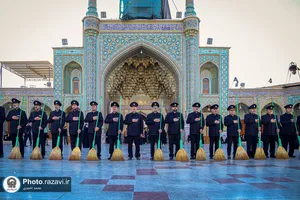 آیین جاروکشی حرم حضرت معصومه سلام&zwnj;الله علیها توسط خادمان حرم مطهر رضوی