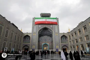 نصب پرچم جمهوری اسلامی ایران در حرم مطهر رضوی