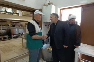 خادم یاران امام رضایی همدان پای کار خدمت رسانی به عزاداران مراسم تشییع رهبر شهید در مشهد