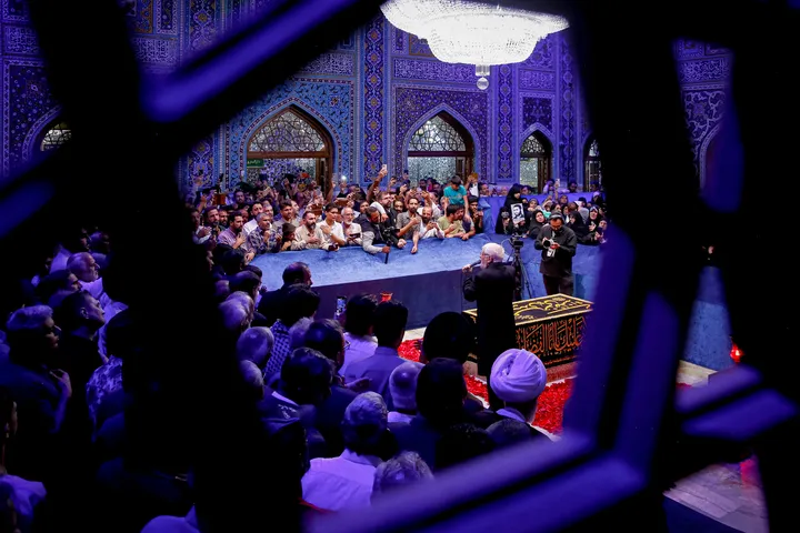 غبارروبی مزار شهدای مدفون در حرم مطهر رضوی