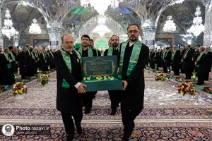 آیین تعویض پرچم گنبد منور رضوی در روز میلاد امام رضا(علیه&zwnj;السلام)