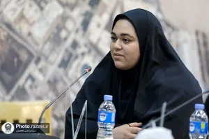 اهدای مدال قهرمانی کارینا کرمی به موزه آستان قدس رضوی