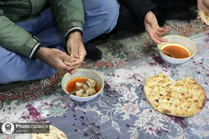 توزیع غذا میان کارتن&zwnj;خواب&zwnj;ها و نیازمندان اطراف حرم مطهر رضوی