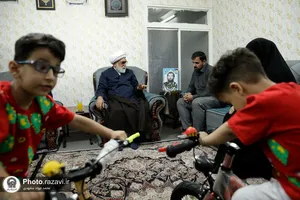 دیدار تولیت آستان قدس رضوی با دو خانواده فرزند پذیر مشهدی