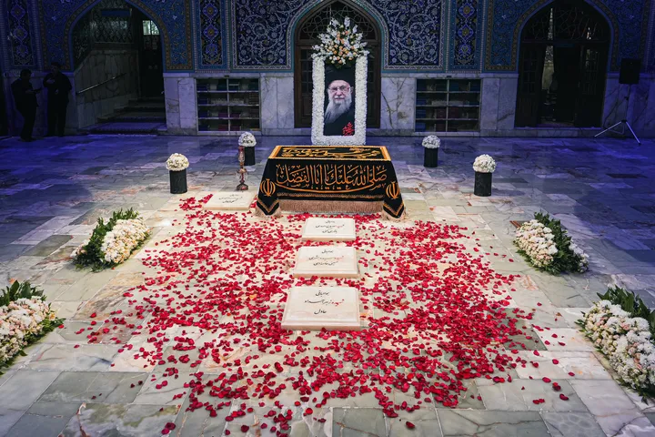 مزار مطهر رهبر شهید انقلاب اسلامی در حرم مطهر رضوی