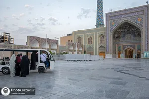 تشرف جمعی از مجروحان لبنانی به حرم مطهر رضوی