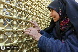 تشرف جمعی از مادران و همسران شهدا به حرم مطهر رضوی