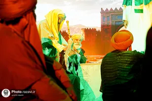 نمایش آئینی &laquo;رد پای خورشید؛ آشناترین غریب&raquo;