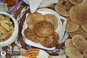 بازدید مدیر عامل بنیاد کرامت رضوی از فرآیند پخت نان برای سیل زدگان مشهدی