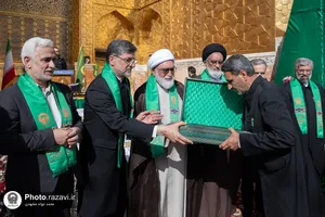 آیین تعویض پوش ضریح و پرچم گنبد منور رضوی در روز میلاد امام مهربانی&zwnj;ها