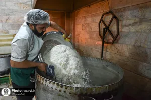 طبخ و توزیع غذای متبرک بین معتکفین در مساجد حاشیه شهر مشهد