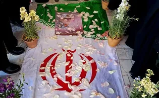 ادای احترام خادمیاران امام رضا(ع) به شهید سپهبد محمد پاکپور در گلزار شهدای دهسد/ فیلم