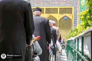 تشرف جمعی از جانبازان ۷۰ درصد آسایشگاه امام خمینی(ره) مشهد به حرم مطهر رضوی