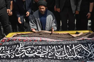 تشییع پیکر مادر شهید خباز و پدر شهید آتش فراز