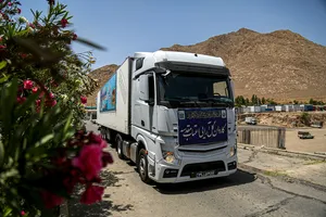 آماده سازی گل&zwnj;آرایی حرم مطهر رضوی در دهه کرامت