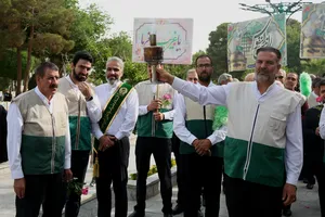 غبارروبی و عطرافشانی مزار مطهر شهدا در گلستان شهدای اصفهان همزمان با شروع دهه کرامت / گزارش تصویری