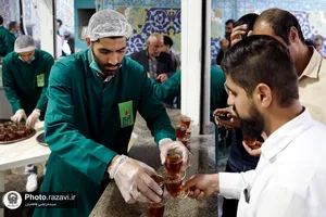 تشرف و خدمت چهره های فوتبالی در حرم مطهر رضوی